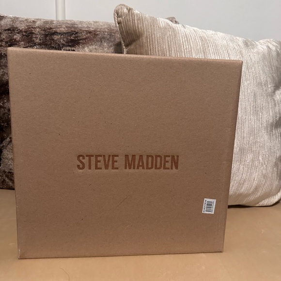 NWB Steve Madden Chelsea Boots - Picture 2 of 7